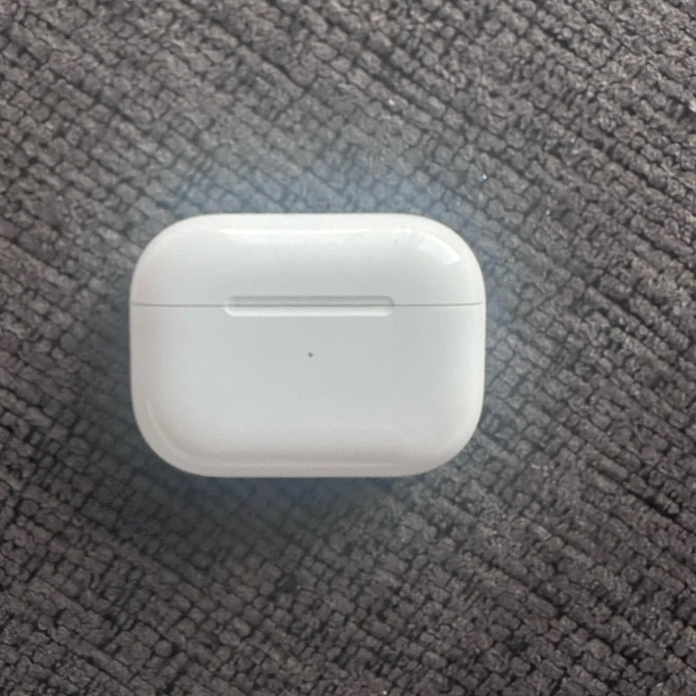 Apple Wireless Earbuds in White Case